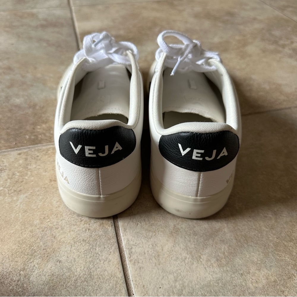 SO PERFECT WOMENS VEJA V-10 WHITE W/ BLACK LEATHER SNEAKERS SHOES SZ 8 - Picture 5 of 7